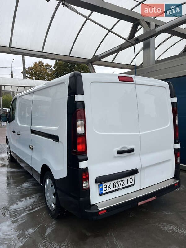 Вантажний фургон Opel Vivaro 2017 в Рівному