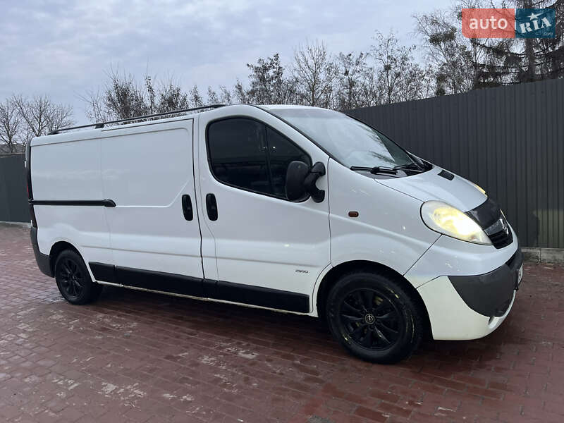 Грузовой фургон Opel Vivaro 2011 в Сарнах