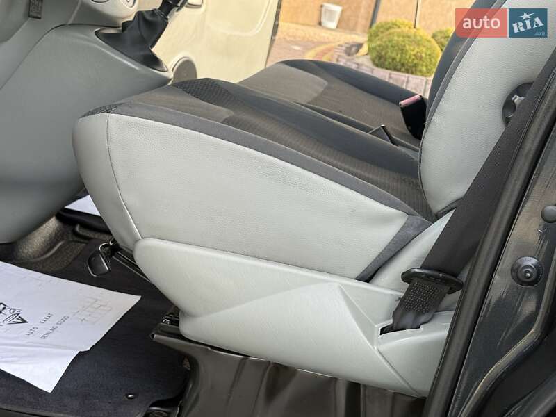 Минивэн Opel Vivaro 2011 в Дрогобыче