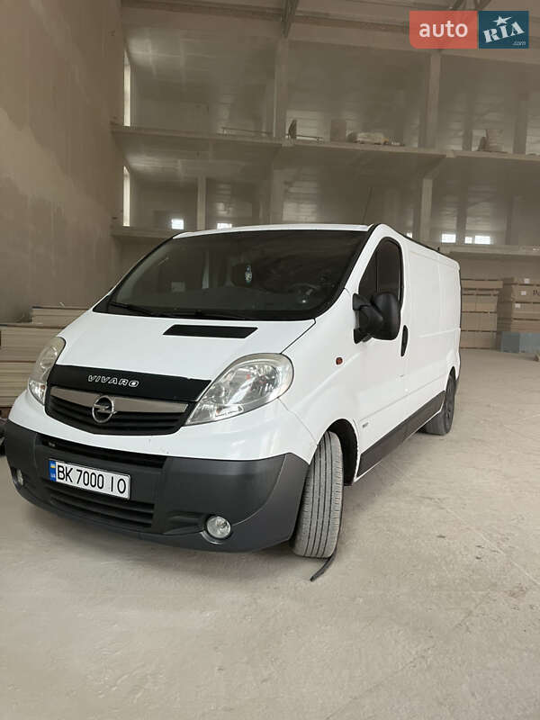 Грузовой фургон Opel Vivaro 2011 в Сарнах