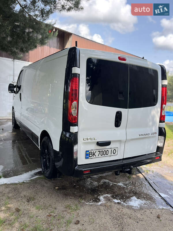 Грузовой фургон Opel Vivaro 2011 в Сарнах
