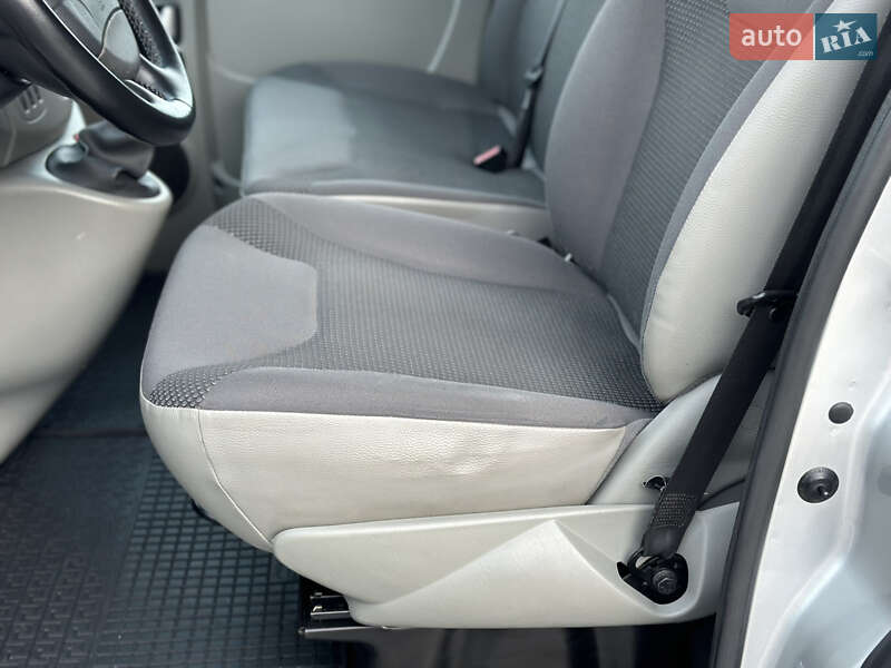 Мінівен Opel Vivaro 2013 в Чернівцях