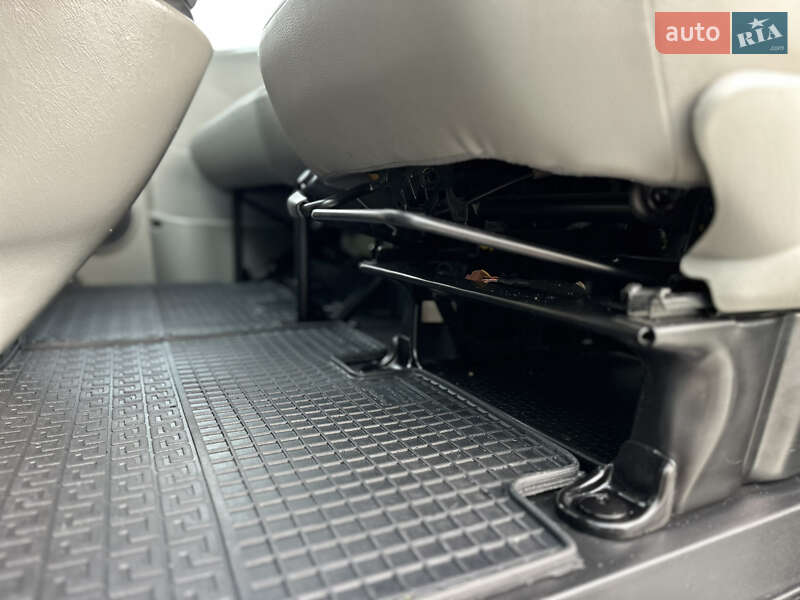 Мінівен Opel Vivaro 2013 в Чернівцях