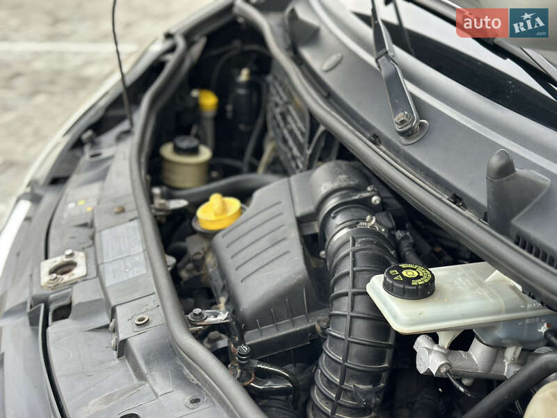 Мінівен Opel Vivaro 2013 в Чернівцях