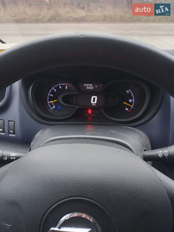 Вантажний фургон Opel Vivaro 2015 в Івано-Франківську