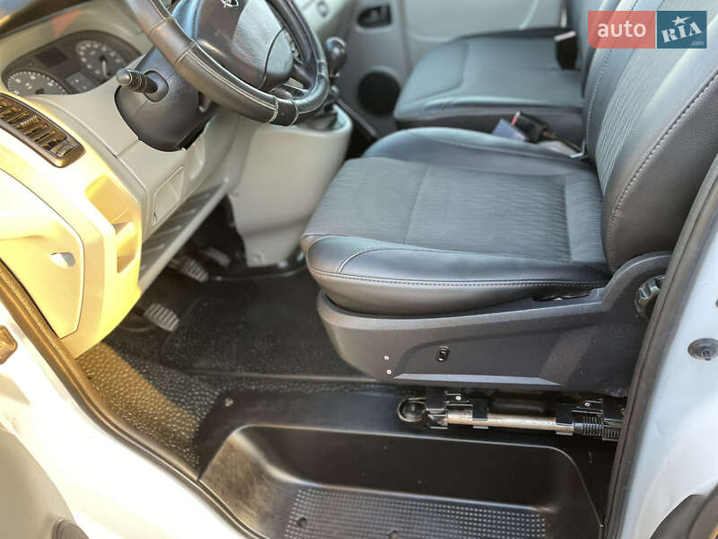 Минивэн Opel Vivaro 2006 в Староконстантинове