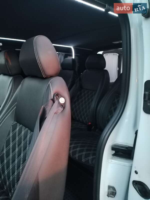 Мінівен Opel Vivaro 2015 в Нересниці