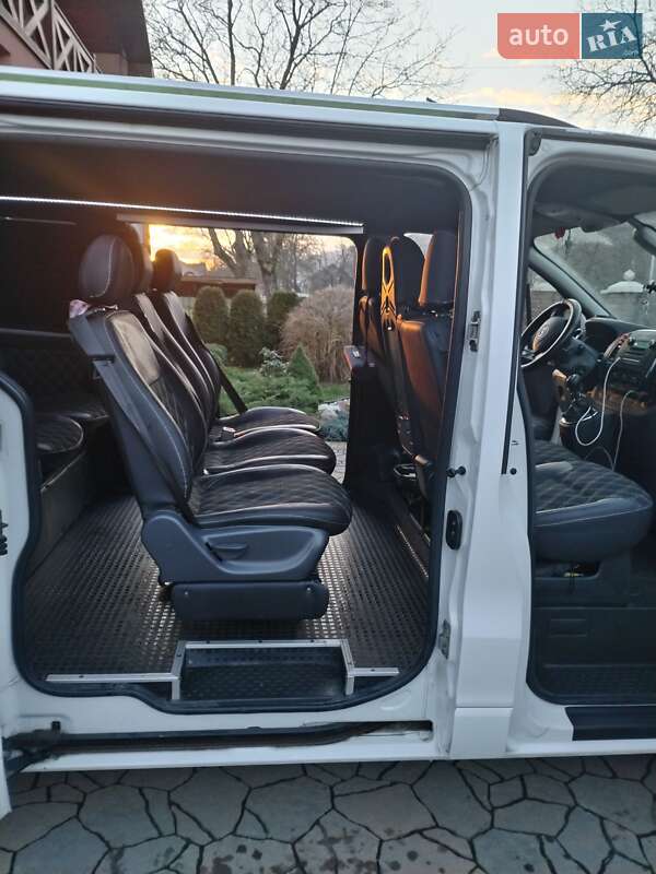 Мінівен Opel Vivaro 2015 в Нересниці