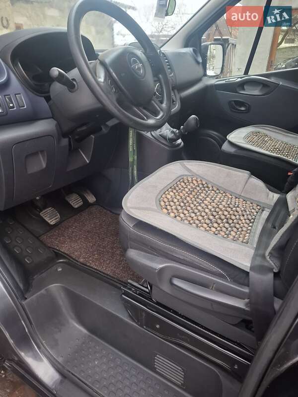 Вантажопасажирський фургон Opel Vivaro 2015 в Рівному