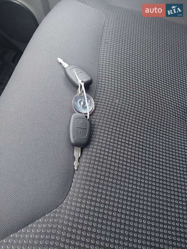 Грузопассажирский фургон Opel Vivaro 2013 в Жидачове