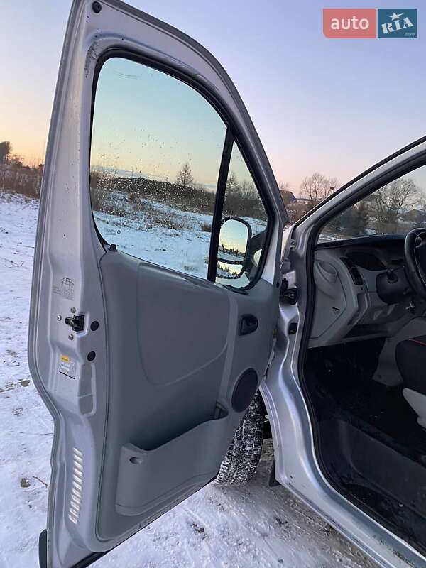 Минивэн Opel Vivaro 2004 в Новояворовске