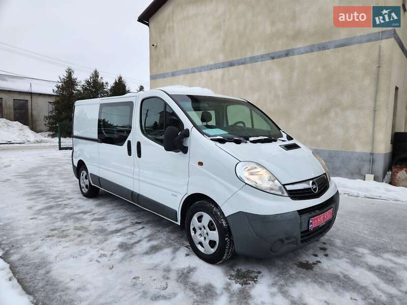 Грузопассажирский фургон Opel Vivaro 2011 в Дубно