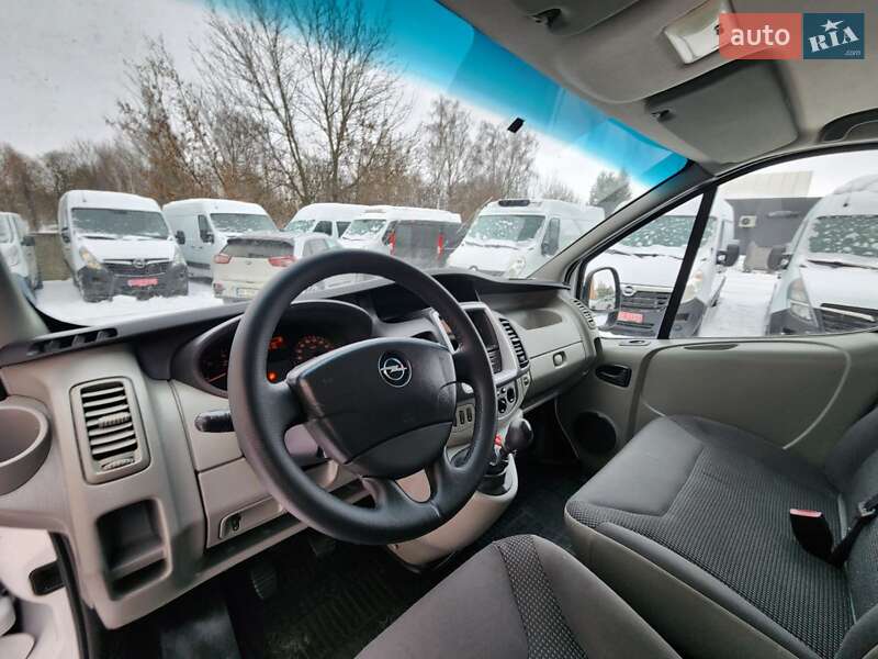 Грузопассажирский фургон Opel Vivaro 2011 в Дубно