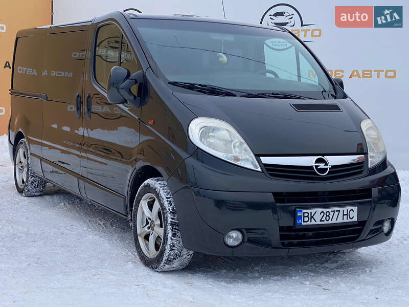 Грузопассажирский фургон Opel Vivaro 2011 в Ровно