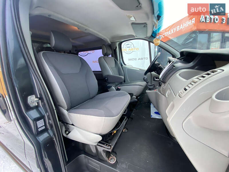 Грузопассажирский фургон Opel Vivaro 2011 в Ровно