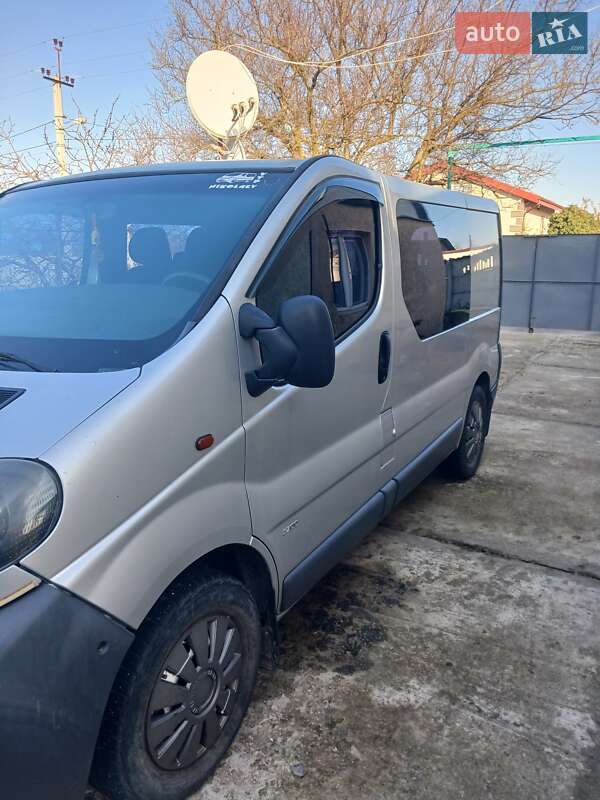 Грузопассажирский фургон Opel Vivaro 2003 в Николаеве