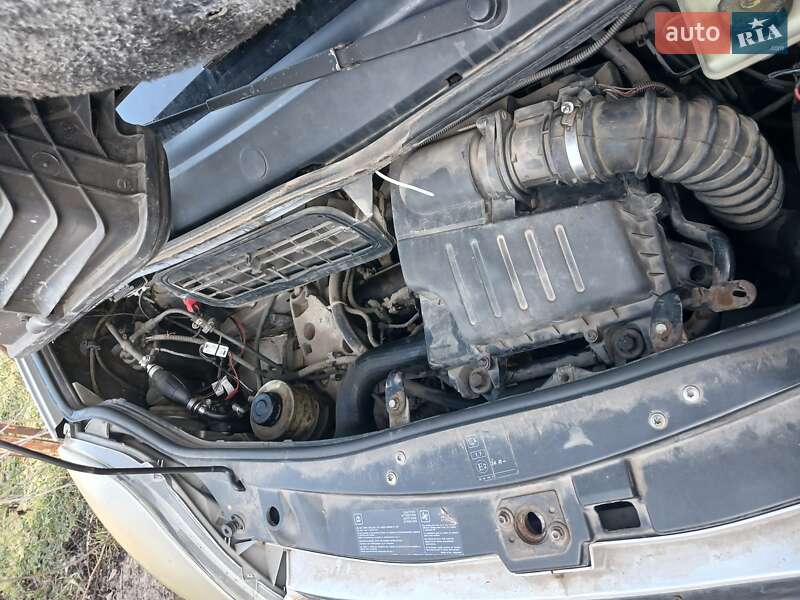 Грузопассажирский фургон Opel Vivaro 2003 в Николаеве