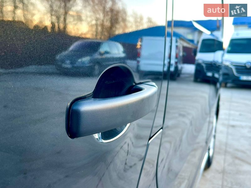 Грузопассажирский фургон Opel Vivaro 2015 в Млинове