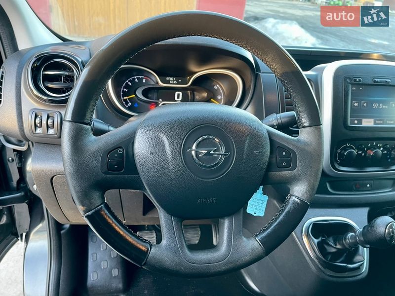 Грузопассажирский фургон Opel Vivaro 2015 в Млинове