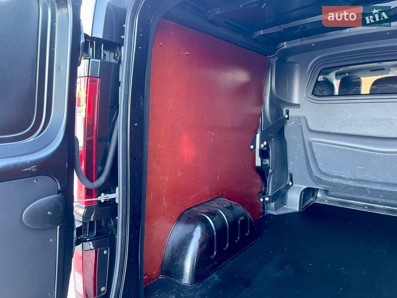 Грузопассажирский фургон Opel Vivaro 2015 в Млинове