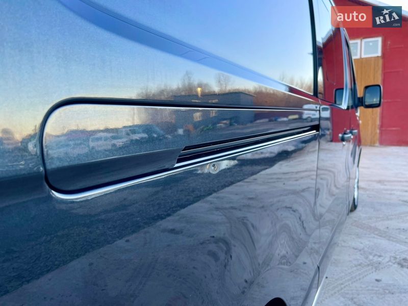 Грузопассажирский фургон Opel Vivaro 2015 в Млинове