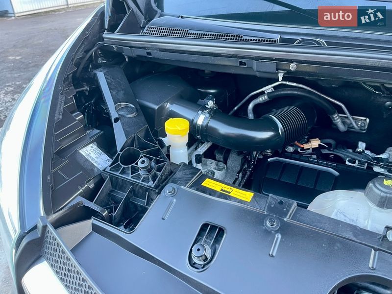 Грузопассажирский фургон Opel Vivaro 2015 в Млинове