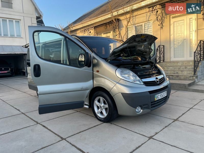 Минивэн Opel Vivaro 2010 в Хотине