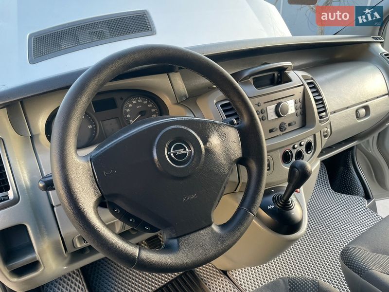 Минивэн Opel Vivaro 2010 в Хотине