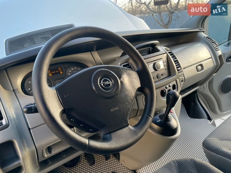 Минивэн Opel Vivaro 2010 в Хотине