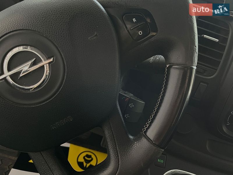 Грузопассажирский фургон Opel Vivaro 2015 в Львове