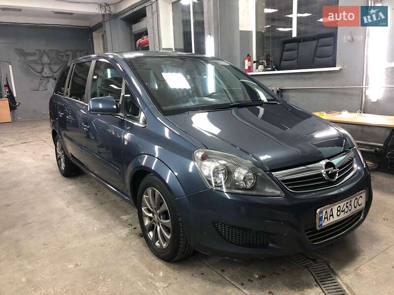 Минивэн Opel Zafira Tourer 2010 в Киеве