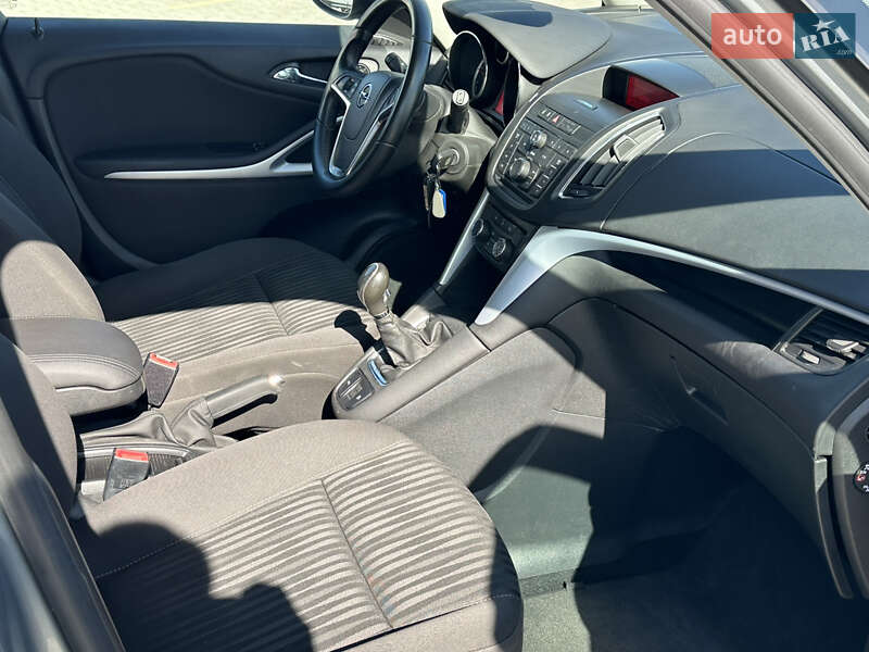 Мінівен Opel Zafira Tourer 2012 в Нововолинську