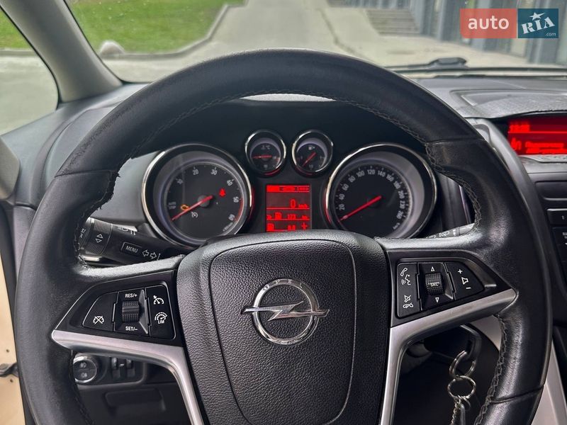 Минивэн Opel Zafira Tourer 2012 в Новояворовске