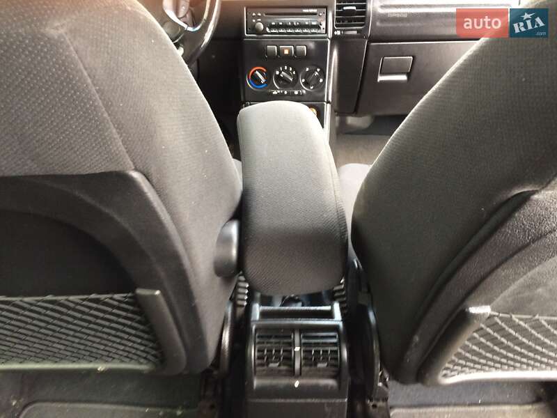 Мінівен Opel Zafira 2002 в Вараші