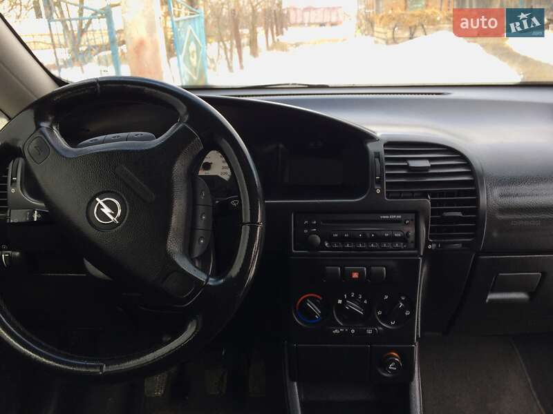 Мінівен Opel Zafira 2002 в Вараші