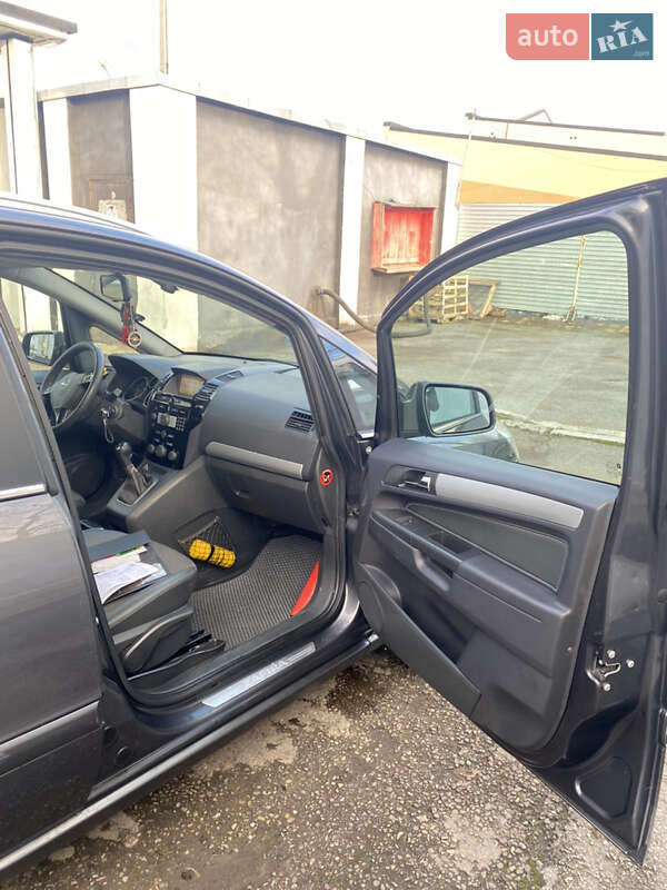 Минивэн Opel Zafira 2011 в Черновцах