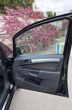 Минивэн Opel Zafira 2010 в 