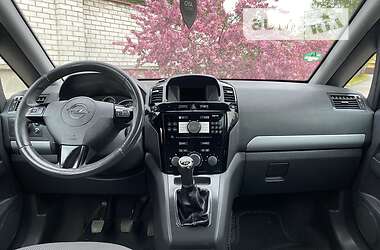 Минивэн Opel Zafira 2010 в 