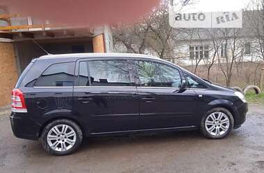 Минивэн Opel Zafira 2010 в Воловце