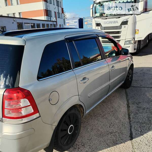 Мінівен Opel Zafira 2010 в Долині