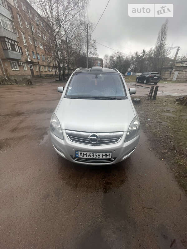 Минивэн Opel Zafira 2011 в Коростене