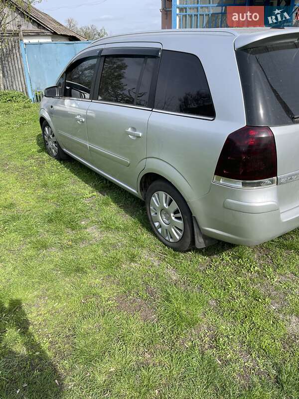 Минивэн Opel Zafira 2007 в Киеве