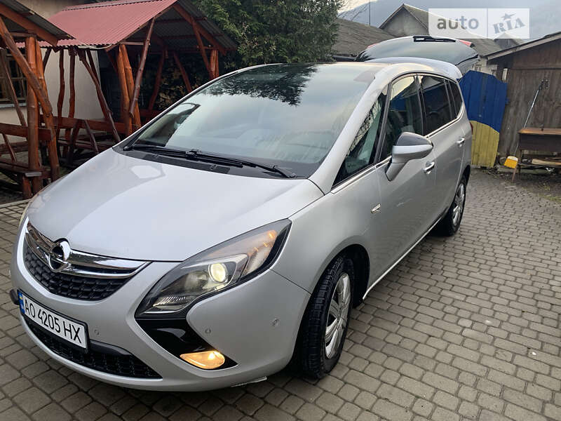 Минивэн Opel Zafira 2012 в Сваляве