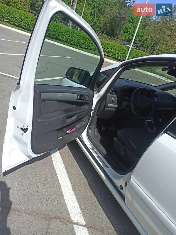 Минивэн Opel Zafira 2010 в Черкассах