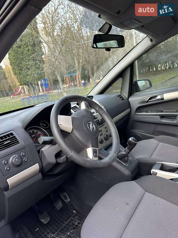 Минивэн Opel Zafira 2008 в Млинове