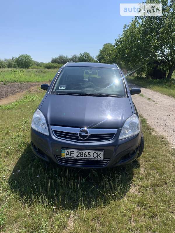 Минивэн Opel Zafira 2008 в Вольногорске