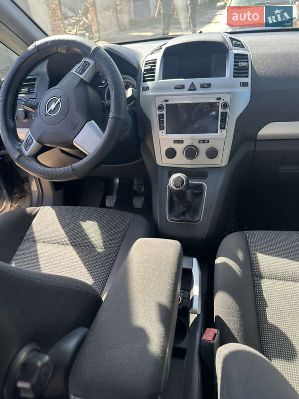 Минивэн Opel Zafira 2007 в Долинской