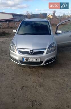 Минивэн Opel Zafira 2006 в Старом Селе