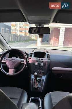 Минивэн Opel Zafira 2006 в Долине