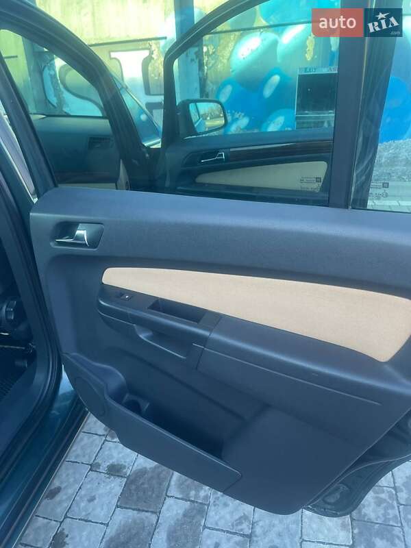 Мінівен Opel Zafira 2011 в Дрогобичі